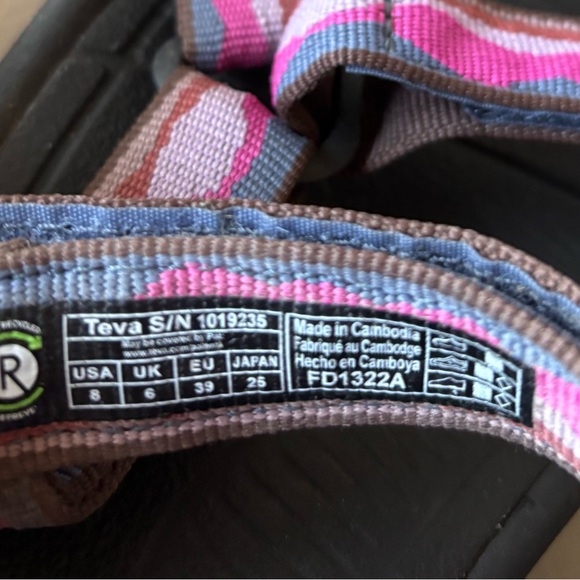 Teva Hurricane Sandals Fresh Colors! 🏔️ ☀️ 🌲 - Picture 3 of 3